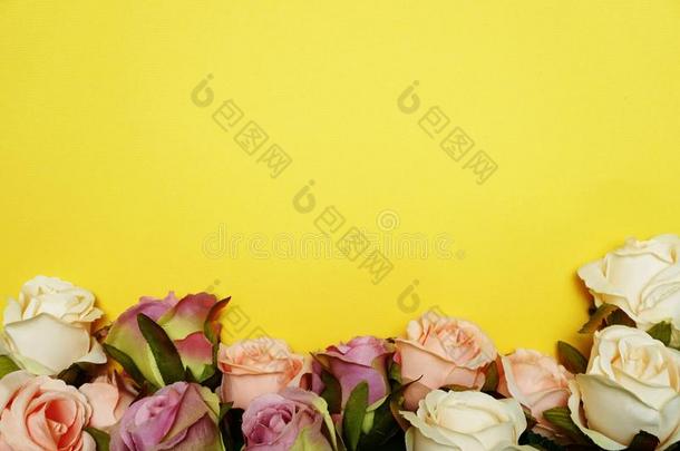 玫瑰花花束边框架和空间复制品向黄色的背