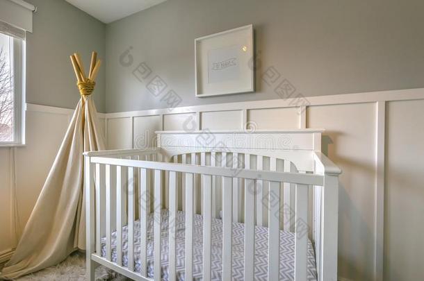 内部关于一房间为孩子们和白色的木制的小儿床一ndpl一y