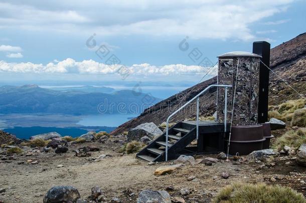 厕所在汤加里罗火山阿尔卑斯山的人行横道徒步旅行和湖♪rotoaira和