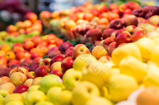 成熟的苹果在食品杂货店商店或超级市场