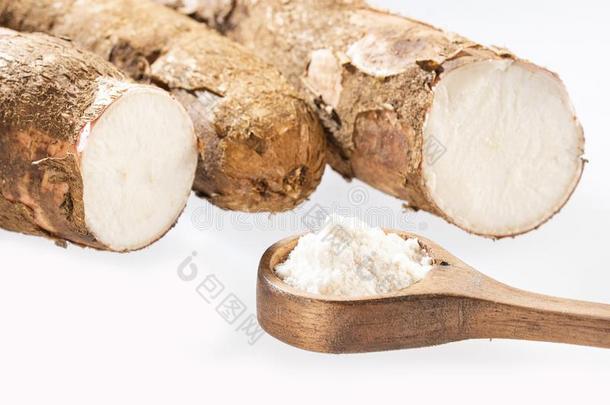 生的木薯淀粉-木薯埃斯库塔.白色的背景