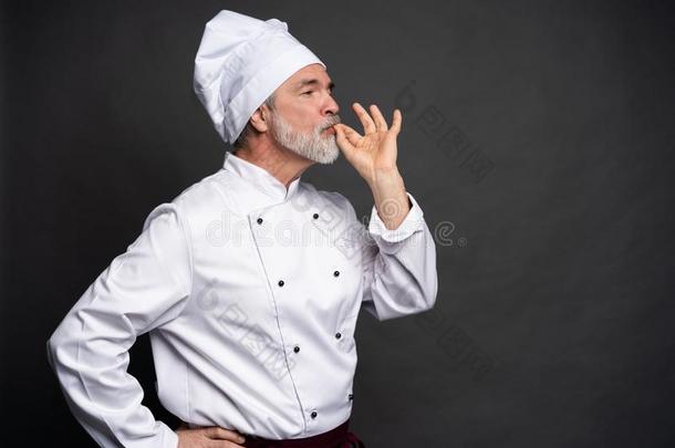 厨师制造美味的美味的手势在旁边接吻的手指.<strong>知己</strong>