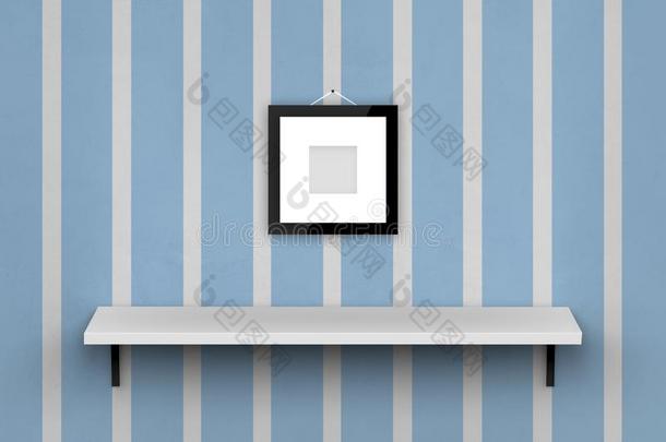 空白的照片框架和架子向有条纹的墙