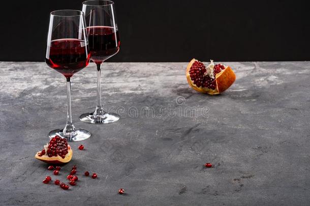 红色的石榴石,石榴和石榴石红色的葡萄酒