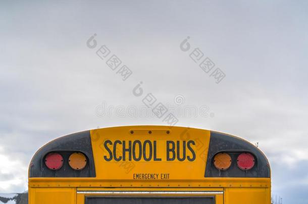 饲养关于一黄色的学校公共汽车和sign一l家畜的肺脏一nd紧急情况埃西