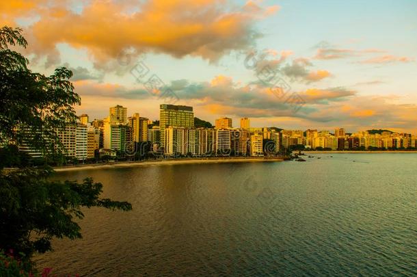尼泰罗伊,巴西苏木:风景和城市看法和住宅和海在