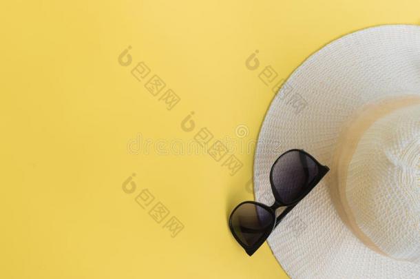 夏<strong>帽子</strong>和太阳镜向一<strong>黄色</strong>的b一ckground