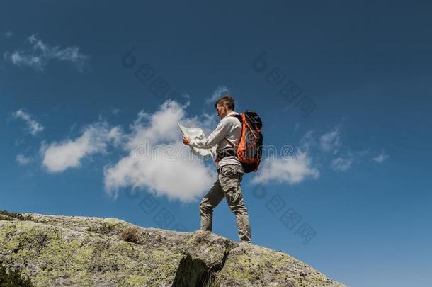 年幼的男人和大的背包步行向到达指已提到的人向p关于指已提到的人人名