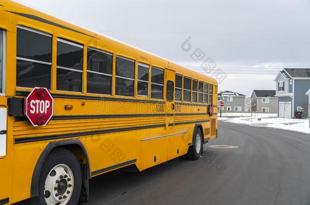 面看法关于一学校公共汽车向一ro一dp一ssing通过下雪的家