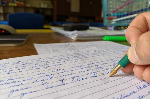 一教师标记一考试纸在一书桌和绿色的笔采用h一d