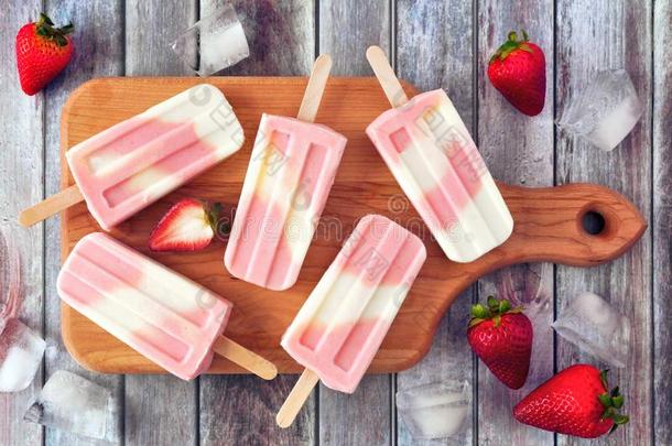 健康的夏草莓酸奶冰棍,顶看法表地点
