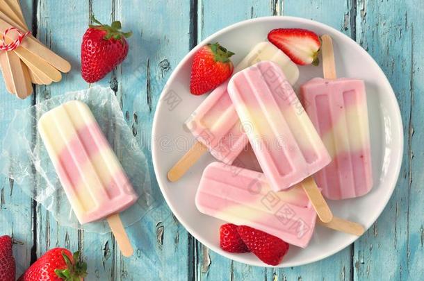 健康的夏草莓酸奶冰棍,顶看法表地点