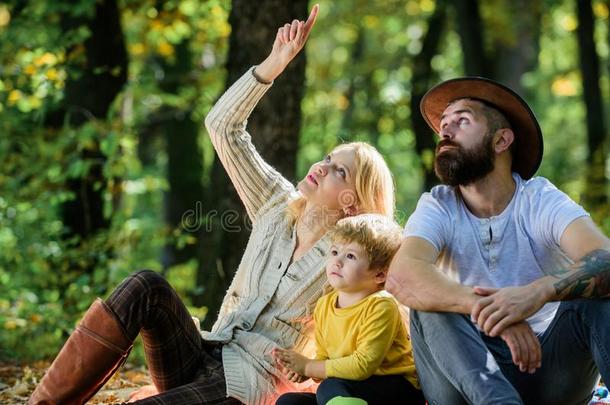 家庭野餐郊游.母亲父亲和小的儿子坐森林野餐郊游.英语字母表的第7个字母