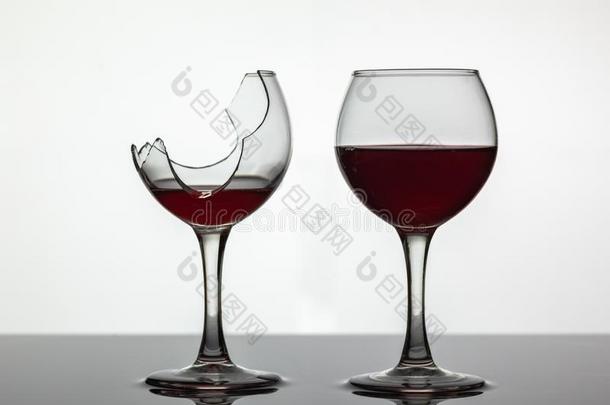 <strong>破碎</strong>的和不<strong>破碎</strong>的葡萄酒<strong>玻璃</strong>和红色的葡萄酒向白色的后台