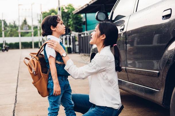 家庭幸福的母亲妈妈送孩子们小孩儿子男孩幼儿园英语字母表的第20个字母