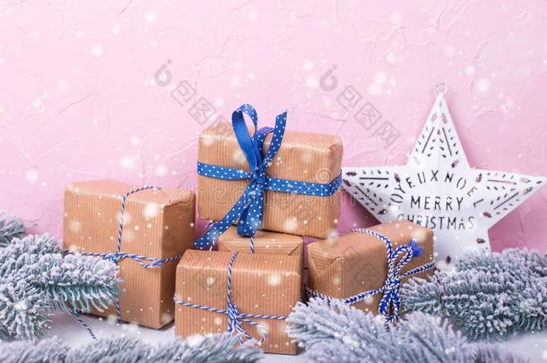 有包装的盒和现在,冷杉树树枝和圣诞节SaoTomePrincipe圣多美和普林西比