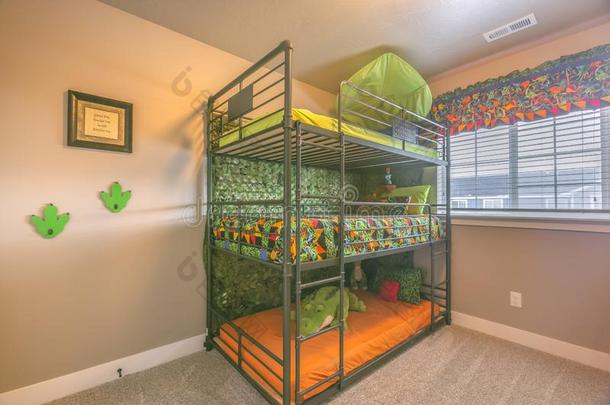 舒适的房间内部和一富有色彩的三倍的铺位床为孩子们