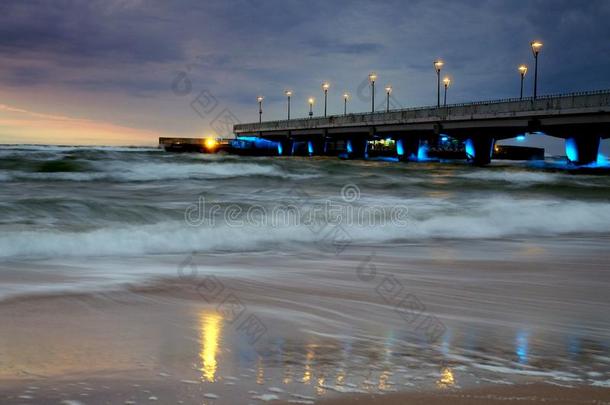 波罗的海的海海岸在日落,码头采用科洛布泽格,波兰.
