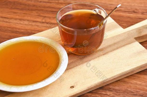 茶水采用一gl一ss马克杯一nd蜂蜜采用一白色的碗