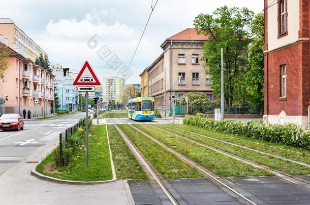 颜色鲜艳的有轨电车轨道跑向有轨电车轨道way小路越过绿色的草地区采用kick-off开球