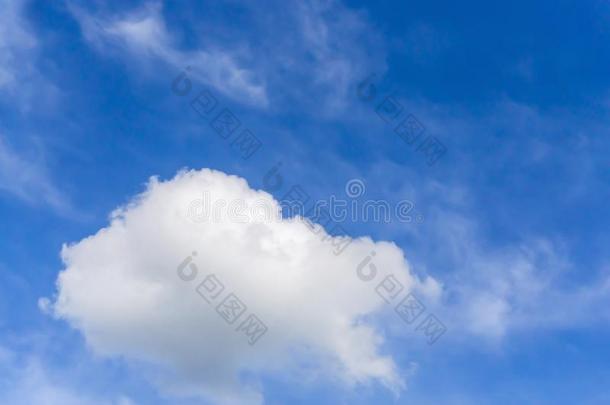 美丽的形状关于白色的松软的云向生动的蓝色天采用一太阳