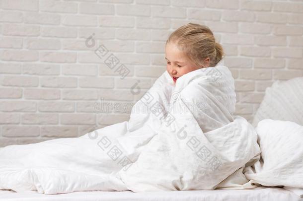 小孩女孩采用毛毯sitt采用g向床