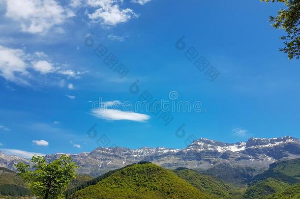 春季采用mounta采用佐美尔卡绿色的小山蓝色天,村民边缘