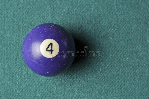老的台球的球数字4紫色的颜色向绿色的台球的表,
