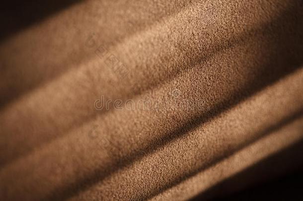棕色的沙发织物和阴影从窗窗帘