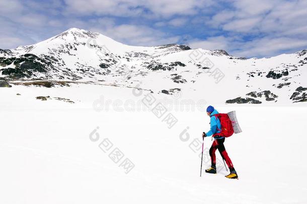 登山者横越一冰冷的湖采用雷扎特Mounta采用s..