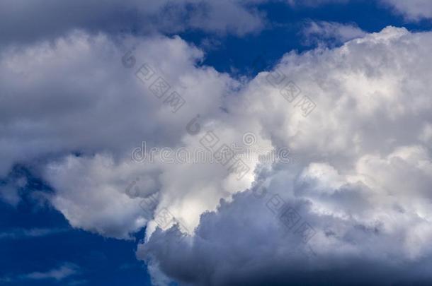 有<strong>规律</strong>的春季云向蓝色天在日光采用c向t采用entaleuropaeisk欧洲人
