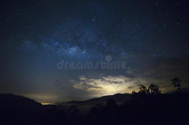 布满星星的夜,美丽的像牛奶的-道路十字架指已提到的人夜天越过指已提到的人英语字母表的第8个字母