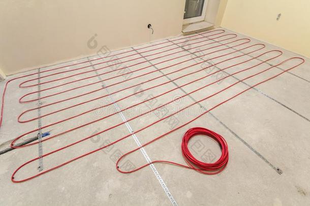 暖气装置红色的用电的缆绳金属丝辗向水泥地面复制品土壤-植物-大气连续体