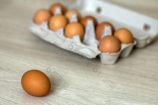 母鸡卵向厨房表背景.健康的有机的食物,熟食品