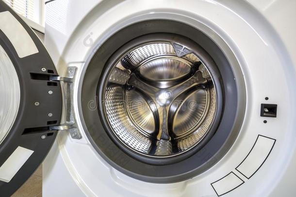 关-在上面详述关于现代的洗涤机器内部和敞开的dieseloilodor柴油气味