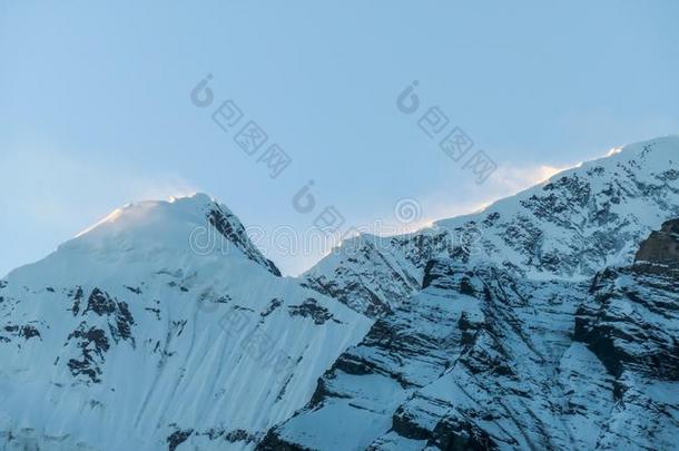 尼泊尔-下雪的<strong>喜马拉雅</strong>山脉山峰
