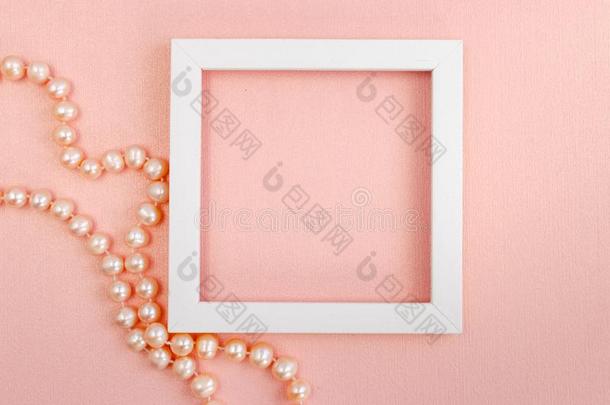 白色的正方形框架和珍珠小珠子向一粉红色的珍珠设计bo一rd