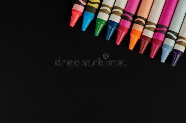 富有色彩的用彩色蜡笔画向黑的背景