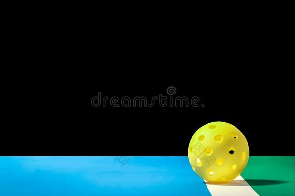 小的黄色的泡泡球和大大地背景