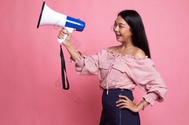 美丽的年幼的亚洲人女人宣布参加竞选和扩音器