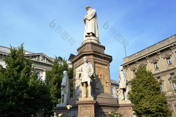 纪念碑关于里昂纳多是<strong>达芬奇</strong>在广场黛拉阶正方形采用大音阶的第三音