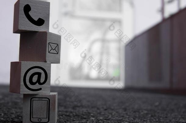 木制的块立方形象征电话,电子邮件,地址.网站页
