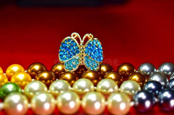 蝴蝶戒指和自然的珍珠项链,淡水的珍珠比衣