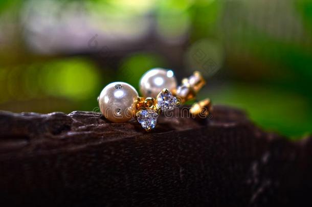 自然的珍珠耳环美丽的和昂贵的同样地珠宝为LaoPeople'sRepublic老挝人民共和国