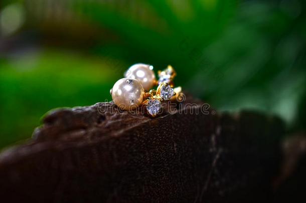 自然的珍珠耳环美丽的和昂贵的同样地珠宝为LaoPeople'sRepublic老挝人民共和国