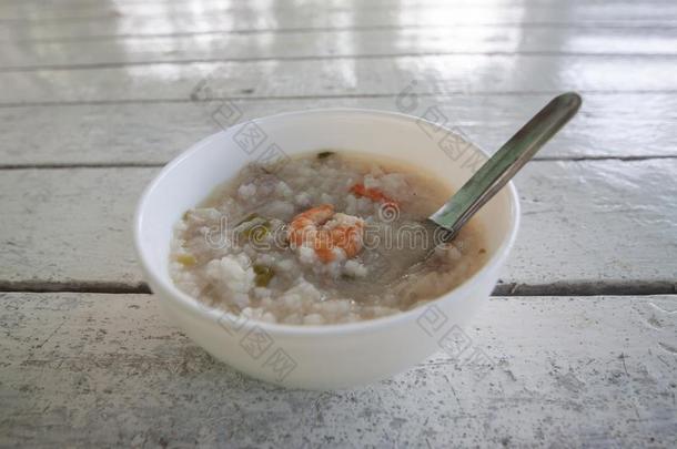 稻告别混合的和虾和猪肉采用白色的碗和勺.