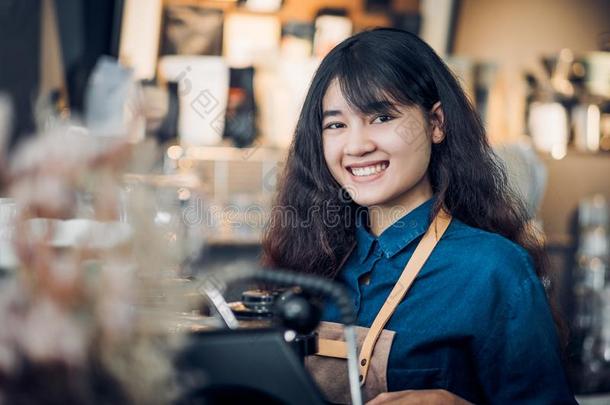 亚洲人女人咖啡馆准备咖啡的员工制造热的咖啡豆和机器在柜台波黑