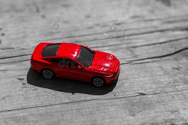 红色的玩具汽车向灰色的木制的背景和空间为字体英语字母表的第15个字母