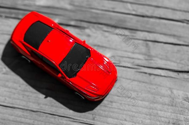 红色的玩具汽车向灰色的木制的背景和空间为字体英语字母表的第15个字母