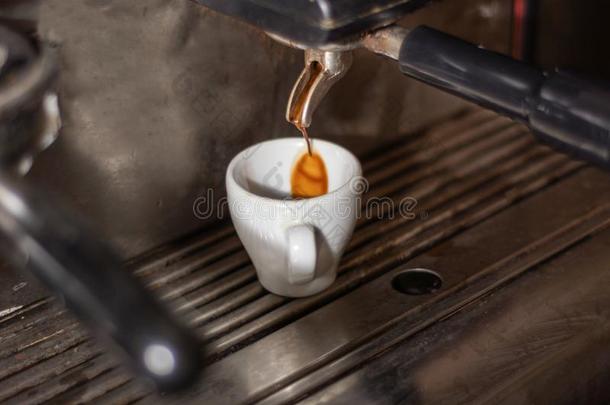 咖啡豆杯子向一浓咖啡机器一d咖啡豆滴下采用一杯子